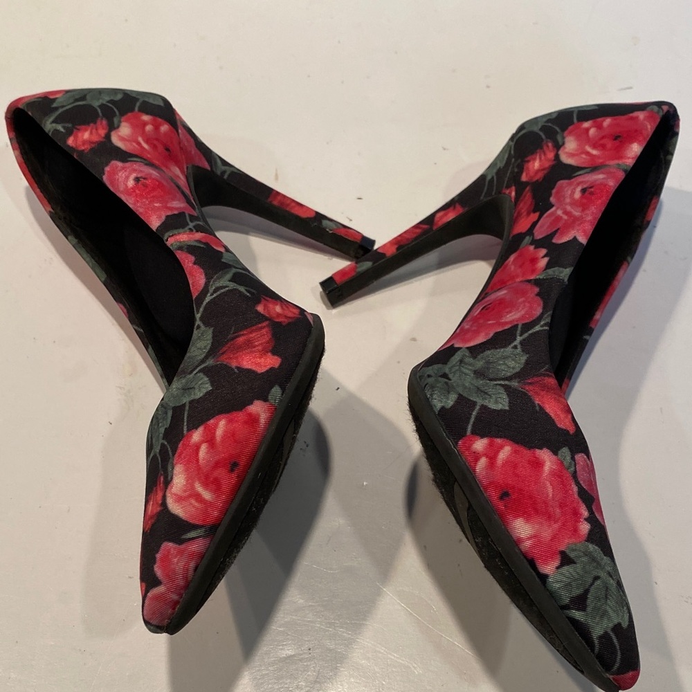 Christian Siriano Floral Pointed-Toe High Heels - Picture 2 of 9